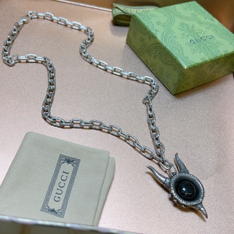 G*u*i necklaces